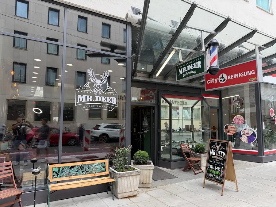 Eingang mit Barber-Pole und Aufsteller „Walk-ins welcome, ohne Termin“